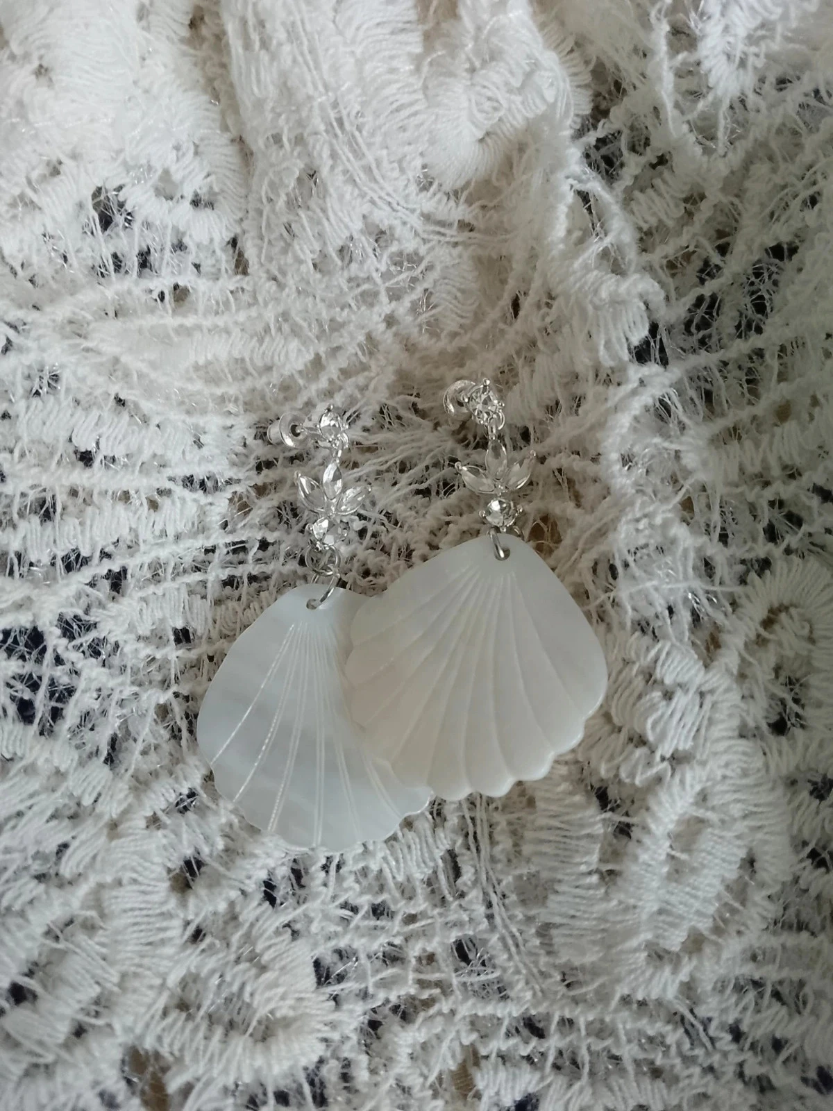 Boucles d'oreilles argentées bohèmes en n'acre blanche naturelle